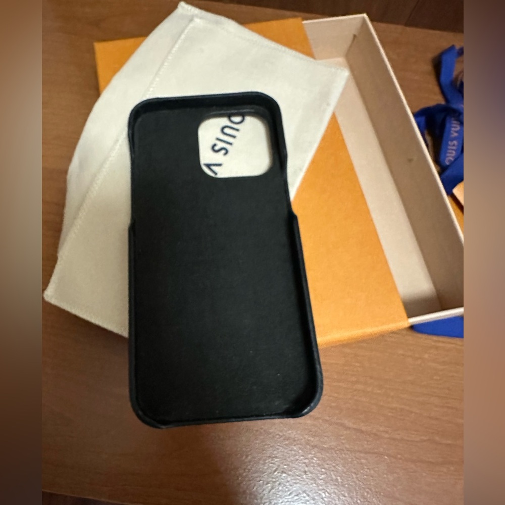 Louis Vuitton iPhone 14 Pro max case - Picture 3 of 8